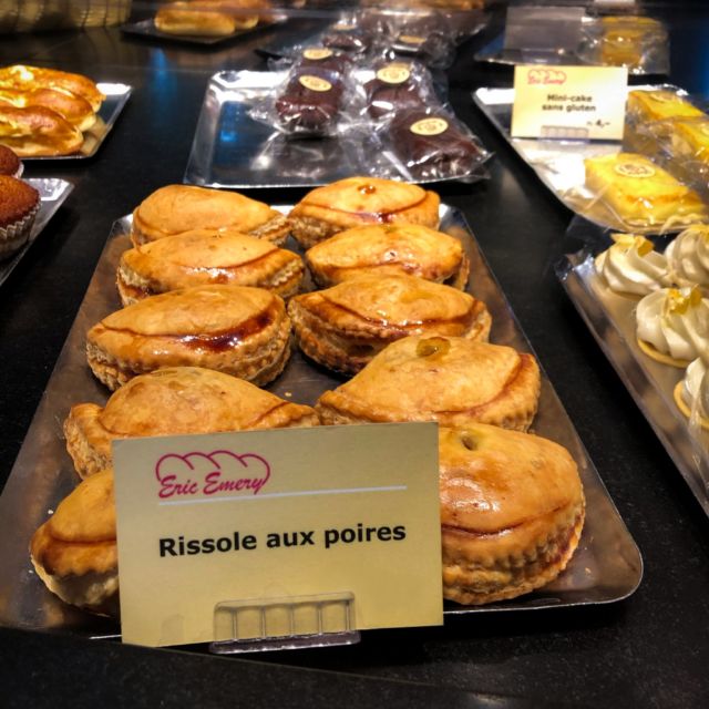 🍐 Faites un voyage gourmand au cœur de nos traditions avec nos délicieuses rissoles aux poires faites maison. Une pâte croustillante et dorée, un intérieur généreux à base de poires délicatement parfumées… un pur moment de réconfort ! 🥰

👉 Disponibles à la Boulangerie Eric Emery et Chez Quartier (sur commande).

Venez partager la magie des saveurs authentiques qui font vibrer vos papilles ! ✨
📞 Passez vos commandes dès aujourd'hui pour être sûr d'en profiter.

#RissolesAuxPoires #SaveursAuthentiques #FaitMaison #Tradition #EricEmery #ChezQuartier