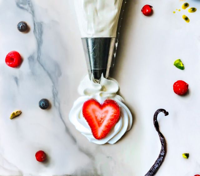 Saint-Valentin chez Eric Emery
Découvrez nos créations exclusives pour une Saint-Valentin gourmande et inoubliable !

Pavlova Fruit des Bois
Coulis fruits rouges, chantilly et mascarpone.

Pavlova Exotique
Coulis tropical, chantilly mascarpone, mangue et passion fraîche.

Coeur Choco-Rose
Gâteau aux 3 chocolats (noir, blanc et lait) avec un pot en chocolat et une rose en massepain rayée chocolat.

Ispahan Coeur Insert Framboise
Framboises fraîches, ganache montée litchi.

Duo de Coeur
Mousse fraise, insert de fraises, biscuit financier pistache, croquant pistache.

Saint Honoré
Choux caramel, diplomate vanille.

Réservez vos douceurs dès maintenant à la Boulangerie Eric Emery et célébrez l'amour avec élégance et gourmandise.

#EricEmery #SaintValentin #CréationsGourmandes #PâtisseriesArtisanales #FaitMaison #SaintValentin2025