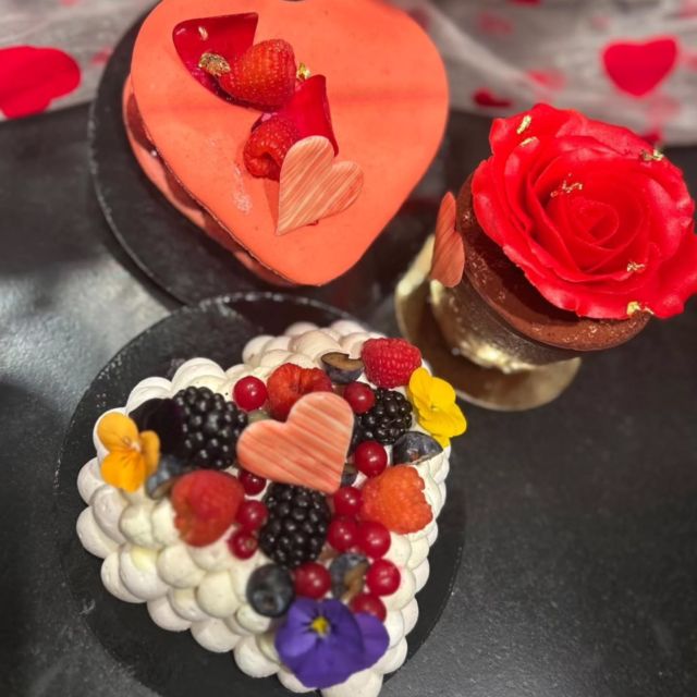 Voici en image nos créations pour sublimer votre repas en tête à tête demain soir 🥰🥂

#saintvalentin #fetedesamoureux #dessert #patisserie #EricEmery