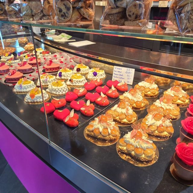 Les Douceurs Sucrées d’Eric Emery 🍰

Laissez-vous tenter par nos pâtisseries artisanales, de véritables petites merveilles pour les amateurs de gourmandises. De la délicatesse des tartes aux fruits de saison à l’onctuosité de nos tartellettes au chocolat, citron ou caramel, chaque bouchée est une explosion de saveurs.

Que ce soit pour un dessert raffiné, une pause sucrée ou un moment de partage, nos créations sont préparées avec passion et savoir-faire.

Disponible en boutique, venez découvrir votre nouvelle tentation préférée !

#EricEmery #PâtisserieArtisanale #TartesGourmandes #DouceursSucrées #PlaisirSucré