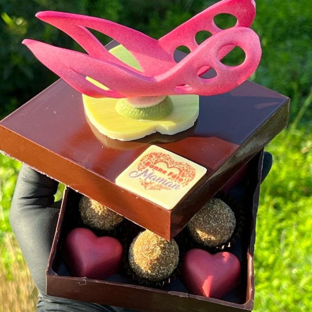 Mother’s Day – Sunday, May 11
Our handcrafted chocolate gift boxes are here to celebrate the sweetest women in our lives.
A delicate butterfly, a rich chocolate shell, and a selection of fine treats – made with care, just like Mum would.

A thoughtful, beautiful way to say thank you.

Now available in-store in limited quantities.

#MothersDay #EricEmery #ArtisanChocolate #GenevaBakery #MothersDayGift #HandcraftedSweets #ChocolateLovers #GourmetGift