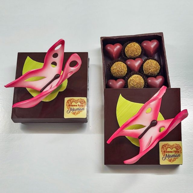 Bonne Fête Maman — dimanche 11 mai
Pour cette journée toute spéciale, nos coffrets en chocolat faits maison sont prêts à être offerts (ou savourés à deux).
Un écrin en chocolat garni de douceurs, décoré d’un papillon délicat, à la hauteur de toutes les mamans.

Une création unique à découvrir en boutique — en quantité limitée.

À offrir, à partager, à savourer.

Disponible dès maintenant à la Boulangerie Eric Emery.

#FêteDesMères #EricEmery #ChocolatArtisanal #ChocolatFaitMaison #PâtisserieGenève #BoulangerieGenève #CadeauGourmand #BonneFêteMaman