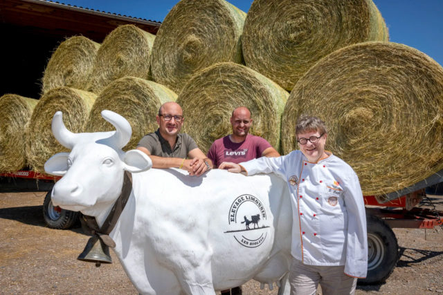 Les saveurs locales à l’honneur !

Nous sommes fiers de faire partie de ceux qui valorisent le terroir genevois, comme le souligne si bien l’article paru hier dans la Tribune de Genève.
Chez Eric Emery, chaque pain, chaque pâtisserie et chaque création artisanale racontent un peu de notre belle région et du savoir-faire local.

Envie d’en savoir plus ? Venez nous rendre visite et découvrez par vous-même ce goût unique du fait maison et du local à ce premier Grand Buffet du 26 juillet.

À très bientôt en boutique !

#EricEmery #BoulangerieArtisanale #Geneve #TerroirGenevois #FaitMaison #SavoirFaire #TribuneDeGeneve #Pain #Patisserie #Chocolaterie #SupportLocal #Artisanat #saveurslocales 
© photo et article – @tdgch
